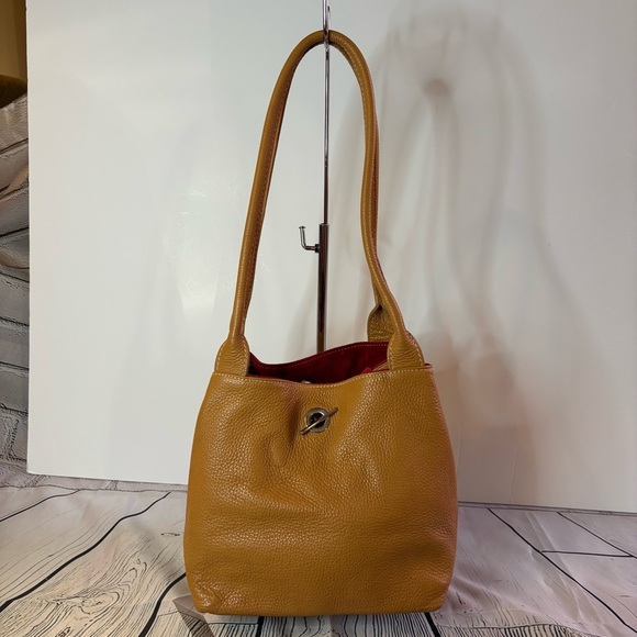 Pebbled Leather Tan Bucket Bag Red Suede Interior w/ attached Suede Cosmetic Bag - Picture 3 of 12